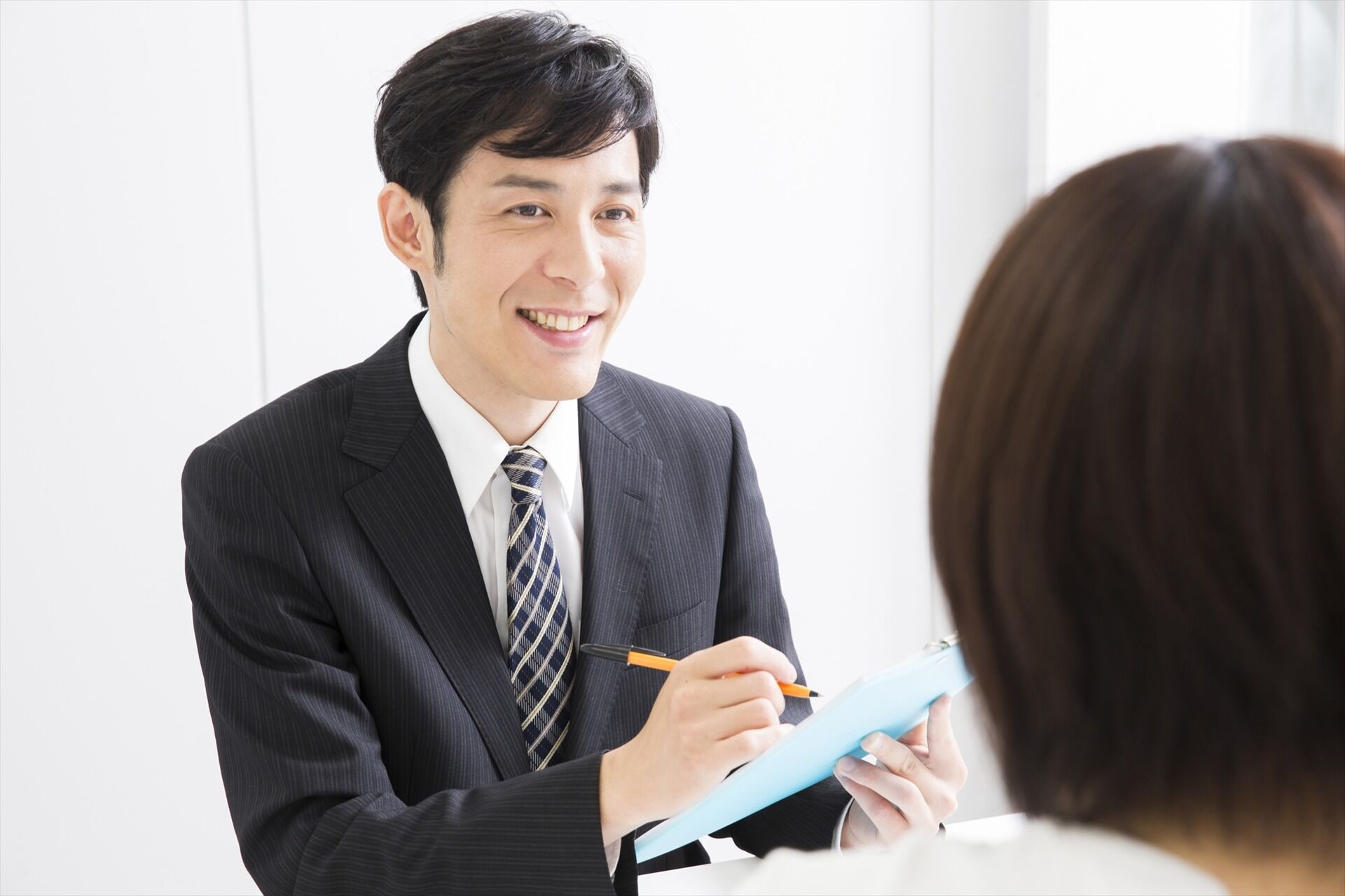 希望を聞く男性スタッフ
